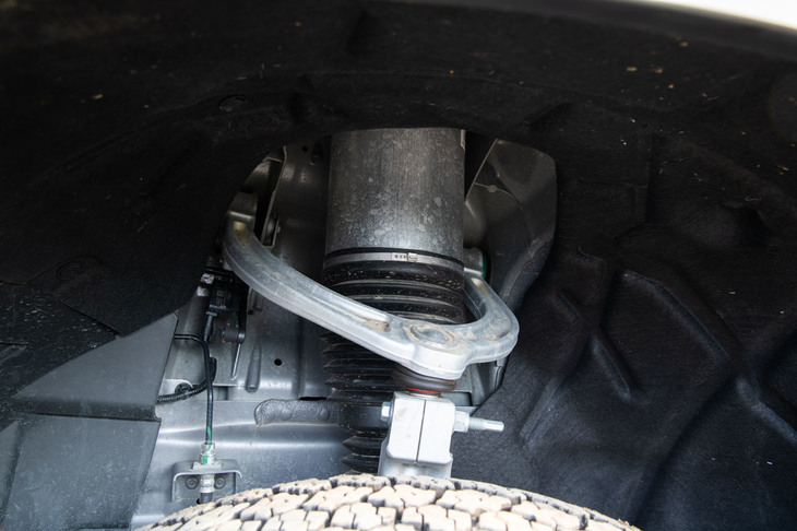 悪路走破性を高めるエアサスは、快適な乗り心地にも寄与。乗降時や荷物の積載時には、車高を40mm下げるという“おもてなし機能”も備わっている。