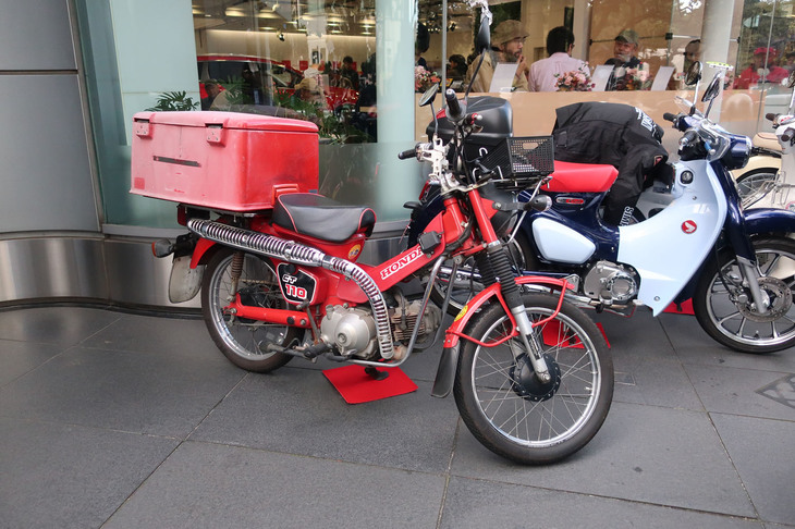 “ハンターカブ”の愛称で親しまれる「CT」シリーズの最終型「CT110」。1981年に発売されたトレッキングバイクの第3弾。105ccのエンジンを搭載。トレッキングバイクとは、雄大な自然の周辺をゆったりとツーリングする自然の中を自由に走れるバイクとしてホンダが提唱したもの。