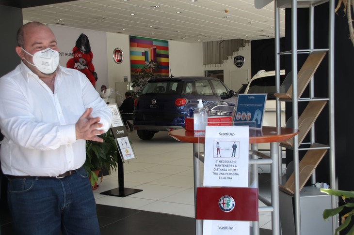 こちらにも消毒ジェルが。「社会的距離」の数字が貼り替えられているところに、次々と変更される条例に追従する難しさがうかがえる。