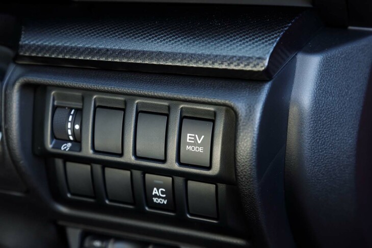 ダッシュボードのスイッチパネルには「EV MODE」のボタンを配置。2基のモータージェネレーターを持つ「S：HEV」では、エンジンを停止しての電動走行や、エンジンで発電してモーターを回すシリーズハイブリッド走行、エンジンとモーターの両方の力でタイヤを回すパラレルハイブリッド走行など、さまざまなモードでの走りが可能となっている。