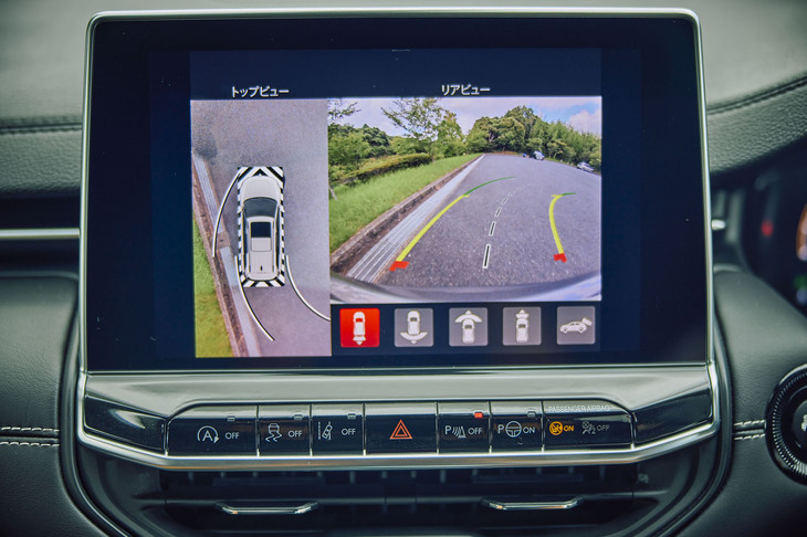 センターディスプレイはタッチパネル式ながら、利便性に配慮し物理スイッチと組み合わされているのがポイント。音声コマンド機能も備わっている。写真に見られるアラウンドビュー機能も安心につながる。