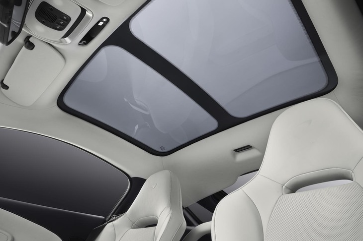 外光の透過率を変えられるエレクトロミックパノラマルーフも、オプションとして用意される。