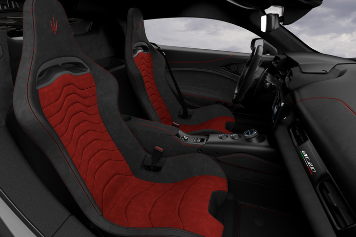 外装色に合わせ、赤と黒でコーディネートされた「MC20チェロ ロッソヴィンチェンテ」のインテリア。