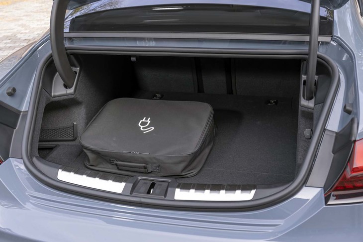 後席使用時の荷室容量は405リッター。写真中央に見える荷物は、普通充電用のケーブルセット。
