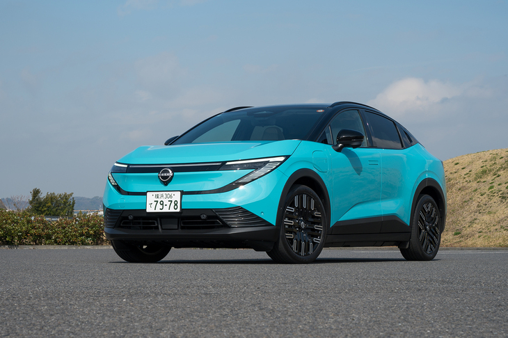 まずは新型「日産リーフ」をドライブ。2025年10月に発表された3代目で、グレードは容量78kWのリチウムイオンバッテリーを積んだ「B7 G」。