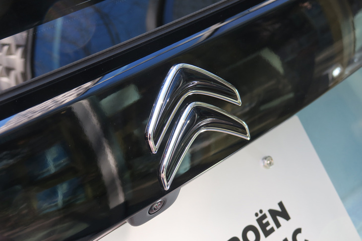 シトロエンE-C4エレクトリック（ダブルシェブロンエンブレム）