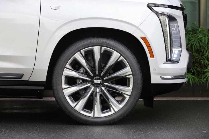 新たにオプションで用意された、24インチアルミホイール。組み合わされるタイヤのサイズは285/40R24。「プラチナム」（写真）と「スポーツ」とでデザインが異なる。