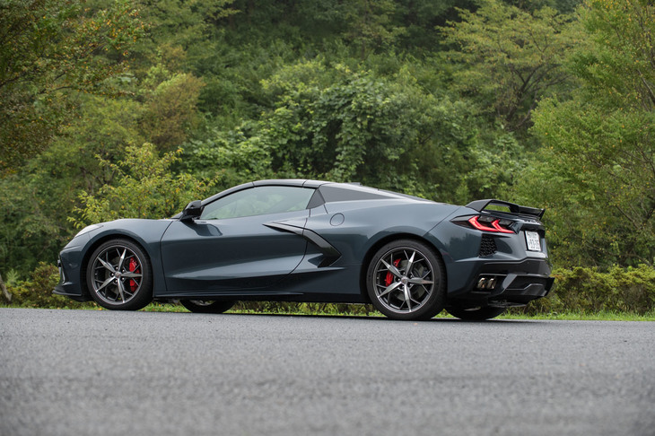 外装色は試乗車の「シャドーグレーメタリック」を含む全6色。「コンバーチブル」専用色として、「セブリングオレンジティンコート」も用意される。