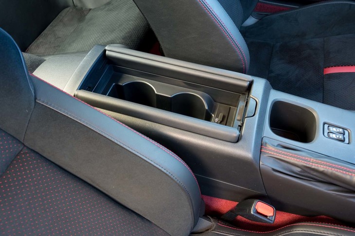 コンソールボックスの内部に2つのカップホルダーが用意されている。コンソール本体よりもボックスが一段高くなっているのが6段AT車の特徴だ。