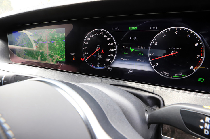 アイドリング時は、電気モーターの充電電流を調整することにより520rpmという低いエンジン回転数を保つことができる。