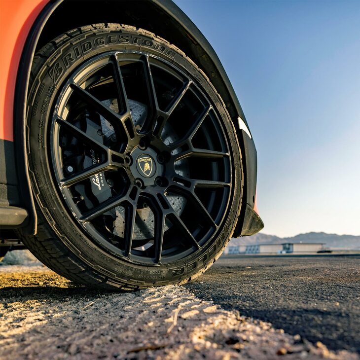 タイヤサイズは前が235/40R19、後ろが285/40R19。ブリヂストンのオールテレインタイヤが装着される。