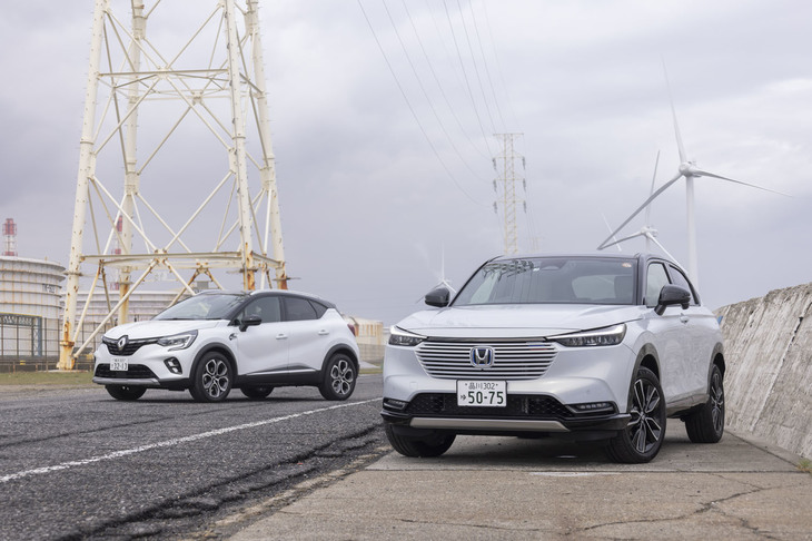 「ホンダ・ヴェゼル」（右）と「ルノー・キャプチャー」（左）。