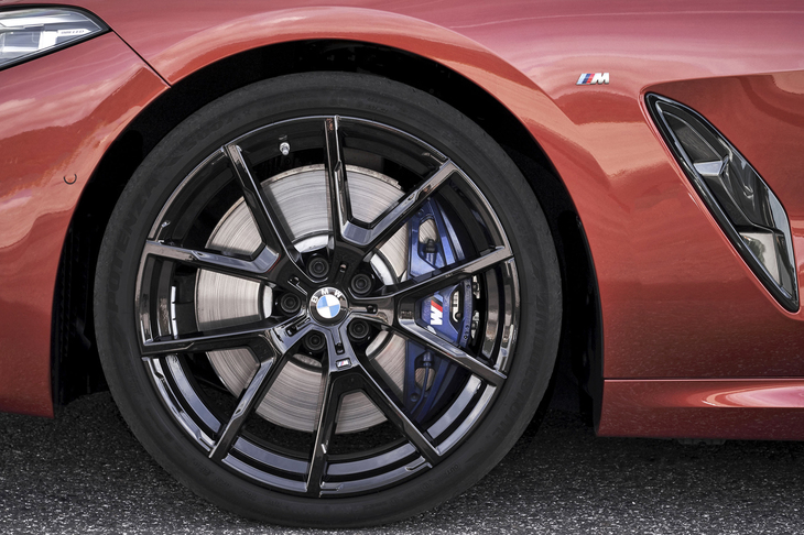 黒く塗られた10スポークの20インチホイール。タイヤはブリヂストンの「ポテンザS007」が組み合わされていた。