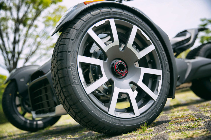 「ラリーエディション」のタイヤサイズは前：145/60R16、後ろ：205/55R15。悪路の走行を考慮し、強度や耐久性に優れたタイヤとホイールが装備されている。