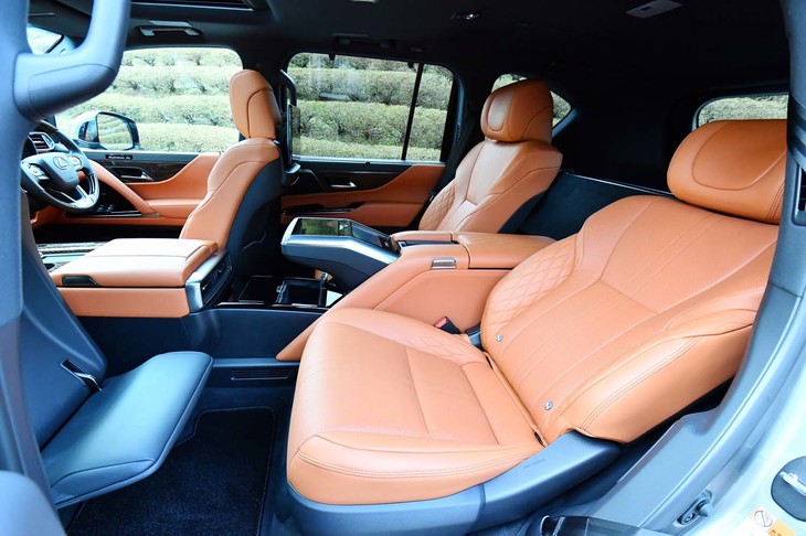 新型「LX」には、後席を独立型の2座仕様とした定員4人の「エグゼクティブ」グレードがラインナップされる。写真は電動オットマン使用時のもので、レッグスペースは最大1000mm。