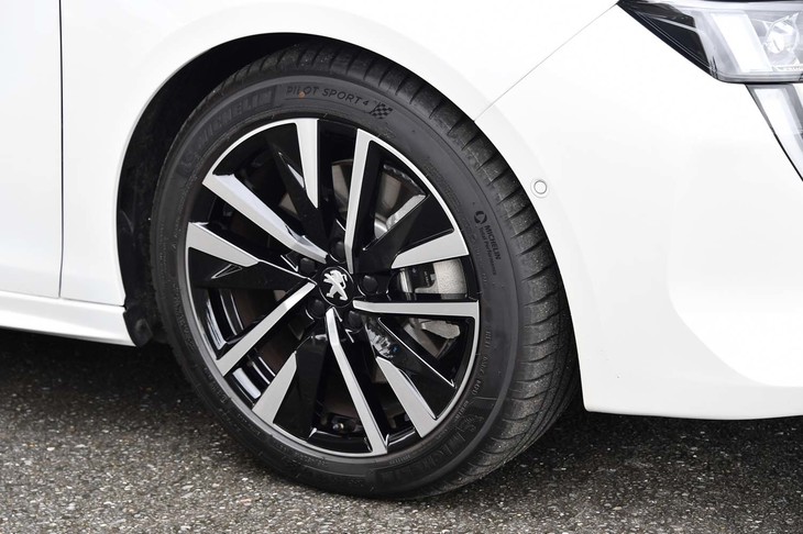 「SPERONE」と呼ばれる意匠の18インチアルミホイール。タイヤはミシュランの「パイロットスポーツ4」が組み合わされていた。