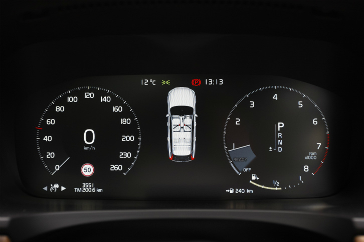 スピードメーター（左）の表示は260km/hまで。タコメーター（右）のレッドゾーンは6500rpmから。