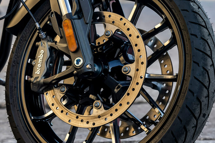 ブレーキは前後ともにブレンボ製で、前にはφ320mmの2枚のフローティングディスクと4ピストンキャリパーを、リアにはφ300mmのフローティングディスクと2ピストンキャリパーを装備。ボッシュ製のABSが装備される。