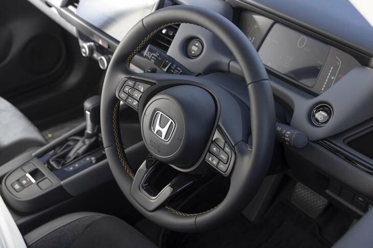 現行型「フィット」のデビュー時に話題となった2本スポークのステアリングホイールだが、「RS」では3本スポークに改められている。パドルで回生ブレーキの強さを変えられる。