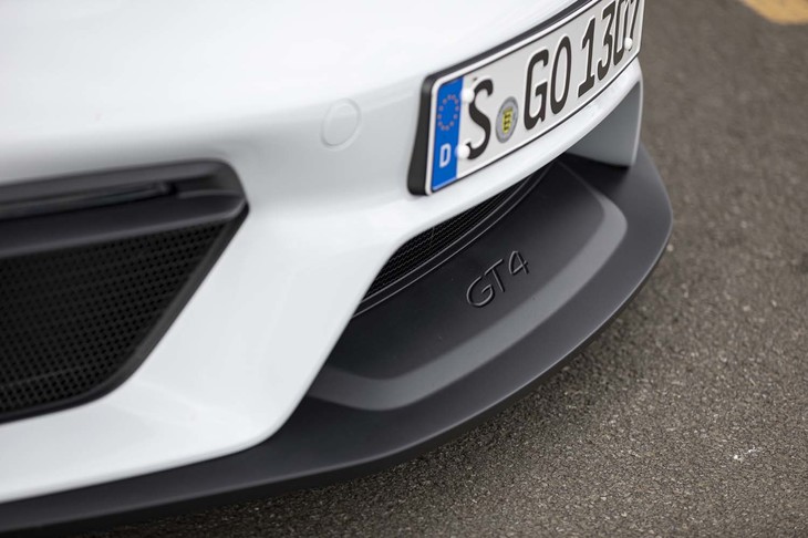 「718ケイマンGT4」のリップスポイラー。「GT4」ロゴが添えられる。