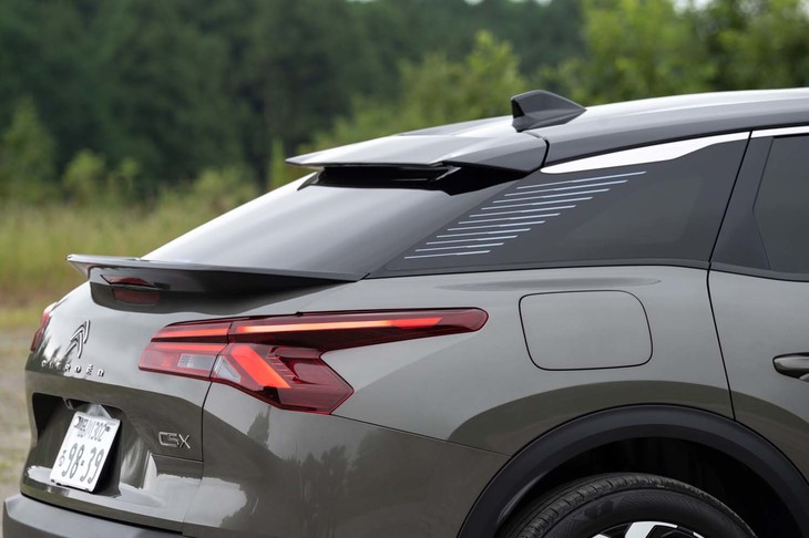 リアスポイラーはルーフエンドとボディー後端の二段構え。