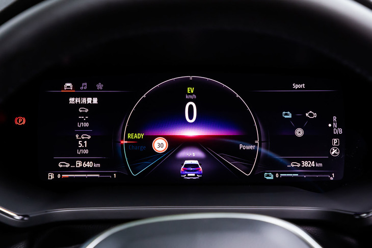 エネルギーフローなどが表示できる10.2インチサイズのフルデジタルメーターパネルを装備（ガソリン車の液晶メーターは7インチサイズ）。写真はドライビングモードセレクターで「スポーツ」モードを選択した様子。