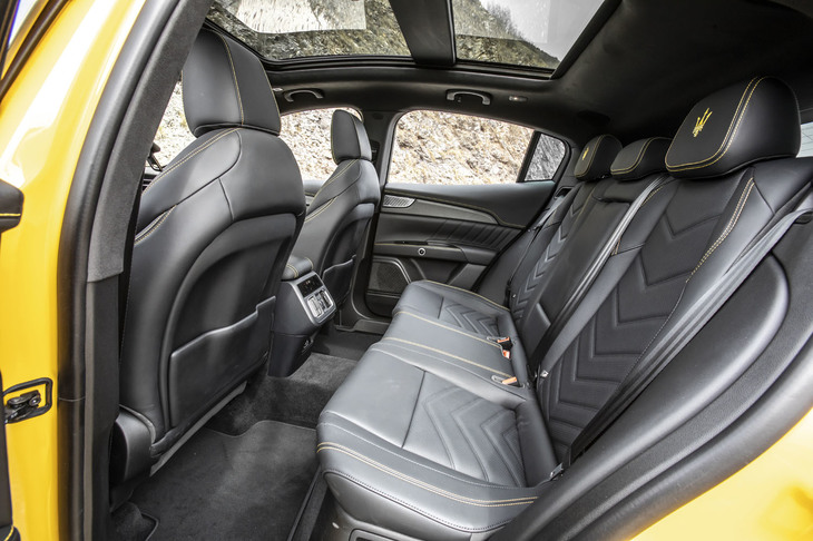 2901mmというロングホイールベースにより、足元や頭上に余裕を感じられた「グレカーレ」の後席。背もたれには40：20：40の分割可倒機構が備わっている。