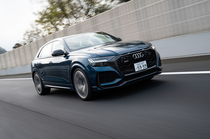 0-100km/h加速は3.8秒と、高性能スポーツカーに比肩するパフォーマンスを誇る「RS Q8」。最高速はリミッターで250km/hに抑えられている。