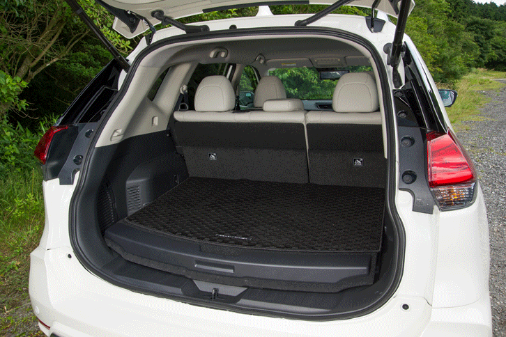 ハイブリッド車の荷室は、床がかさ上げされた形状に加え、“完全防水”がうたわれない点もガソリン車の荷室と異なる。（写真をクリックすると、シートの倒れる様子が見られます）