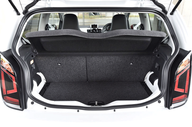 荷室の様子。60：40分割式の後席を前方に倒すことで、積載スペースを拡大できる。（写真をクリックすると荷室のアレンジが見られます）