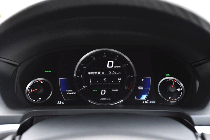 液晶表示のメーターパネル。走行モードの切り替えに応じて、表示されるデザインが変化する。（写真をクリックすると表示バリエーションが見られます）