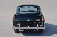 1961年「ダットサン・ブルーバード」の後ろ姿。初期型のテールランプは、その形状から「柿の種」と呼ばれた。かつて担任が所有していたというのは、レンズ面積が拡大された後期型だったという。