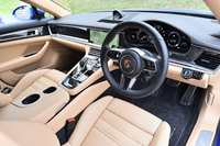 「パナメーラ4 Eハイブリッド スポーツツーリスモ」のインストゥルメントパネルまわり。メーターのインフォメーションディスプレイやインフォテインメントシステムのモニターなどは、いずれもPHV用の表示画面が追加された、専用のものが採用されている。