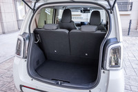 薄型バッテリーを車両センターの床下に敷き詰めたことにより荷室は広く、ガソリン車と変わらない使い勝手を実現。荷室床下にも収納スペースが用意されている。