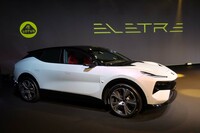 価格は「エレトレS」（写真）で2332万円。「エレトレR」は2585万円の値札を付ける。