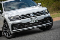今回テストしたのは最上級グレードの「TDI 4MOTION Rライン」。フロントまわりでは、グリルやバンパーなどにブラックの専用パーツが装着される。