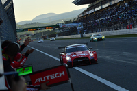 500kmに及ぶ長丁場のレースで勝利したNo.23 MOTUL AUTECH GT-Rを、チームメイトが歓喜の声とともに迎える。