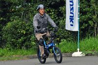 自分で自分の走る姿は撮影できないので、スズキのスタッフさんにモデルを依頼。残念ながら、筆者はこんなにスリムではない。