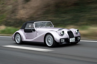 動力性能については、0-100km/h加速が3.9秒、最高速が267km/hと公称。後者については従来モデル「プラスシックス」と変わらないが、0-100km/h加速は0.3秒短縮している。