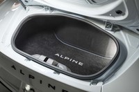 リア（写真）に容量96リッターのラゲッジスペースが備わるほか、フロントフードの下にも100リッターのスペースが用意されている。