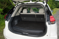 ハイブリッド車の荷室は、床がかさ上げされた形状に加え、“完全防水”がうたわれない点もガソリン車の荷室と異なる。（写真をクリックすると、シートの倒れる様子が見られます）