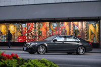 「CLS」はスポーティーなイメージが特徴なだけに、新しいフロントデザインがフォーマルな「Sクラス」や「Eクラス」などにも導入されるかは、いささか疑問だ。