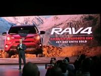 トヨタはクロスオーバーSUV「RAV4」の新型を世界初公開した。