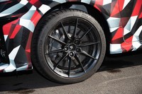 タイヤサイズは225/40ZR18で、テスト車はミシュランのハイパフォーマンスタイヤ「パイロットスポーツ4 S」を履いていた。ちなみに、標準車の「ヤリス」の最廉価グレードでは14インチとなる。