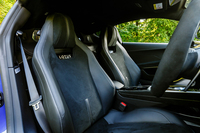 「ターボSE」ではアルカンターラのシートが標準装備（オプションでナッパレザーも選べる）。ご覧のとおりの厚みがあるため、着座位置はちょっと高め。