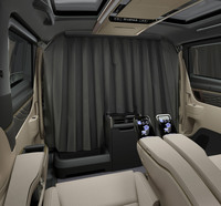 「アルファード スペーシャスラウンジ」の前席と後席を隔てるカーテンを閉じた様子。カーテンゆえに音を完全に遮断することはできないが、後席のプライバシーはしっかりと確保されている。