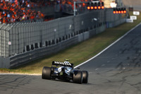 最終コーナーのバンクを駆け下りるアルファタウリのピエール・ガスリー（写真）。予選では、アゼルバイジャンGPに次ぐ4位と健闘し、レースでもタイヤをセーブしながらの1ストップ作戦で4位フィニッシュ。12点をチームに献上した。チームメイトの角田裕毅は、予選でQ2まで進むも、ウィリアムズの2台による赤旗中断でチャンスを逸し15位、前車のグリッド降格で14番グリッド。レースでは14位を走っていた50周目に「ノーパワー」と無線で伝えピットに入り、リタイアを喫した。（Photo=Getty Images / Red Bull Content Pool）