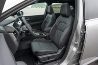 シートはレザーと起毛素材（ダッシュボードと同じ）の組み合わせ。「エクストレイル」ほどポジションは高くなく、普通のハッチバック車のような感覚でドライブできる。