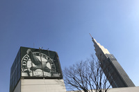 エディー・バウアーのフラッグシップストア新宿サザンテラス店。冬の澄み切った青空が寂しさを倍増させます。（櫻井）