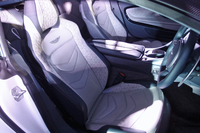 幾何学的な模様のステッチが入れられたスポーツシート。ホールド性だけでなく、長距離走行時の快適性もセリングポイントとなっている。